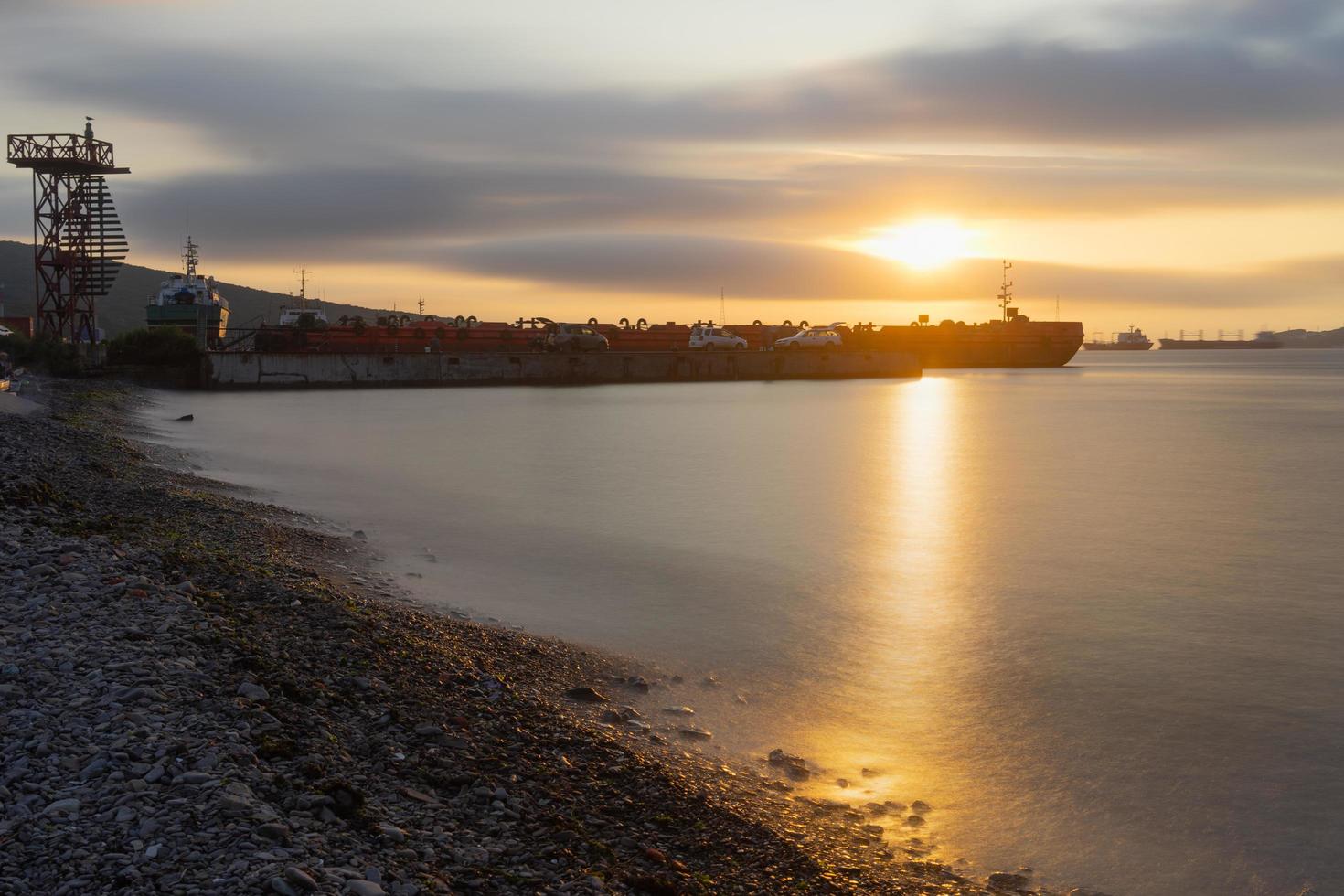 pôr do sol com vista para o cais à beira-mar. foto