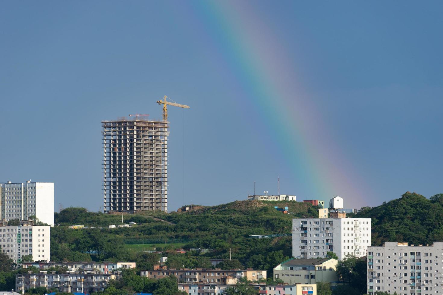 paisagem urbana com um arco-íris no fundo do céu. foto