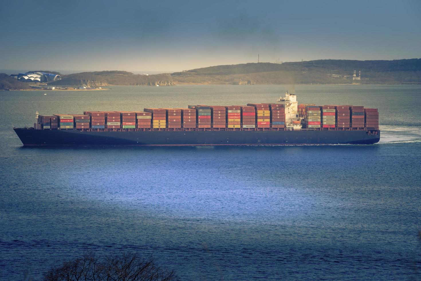 vista do mar com um grande navio porta-contentores. foto