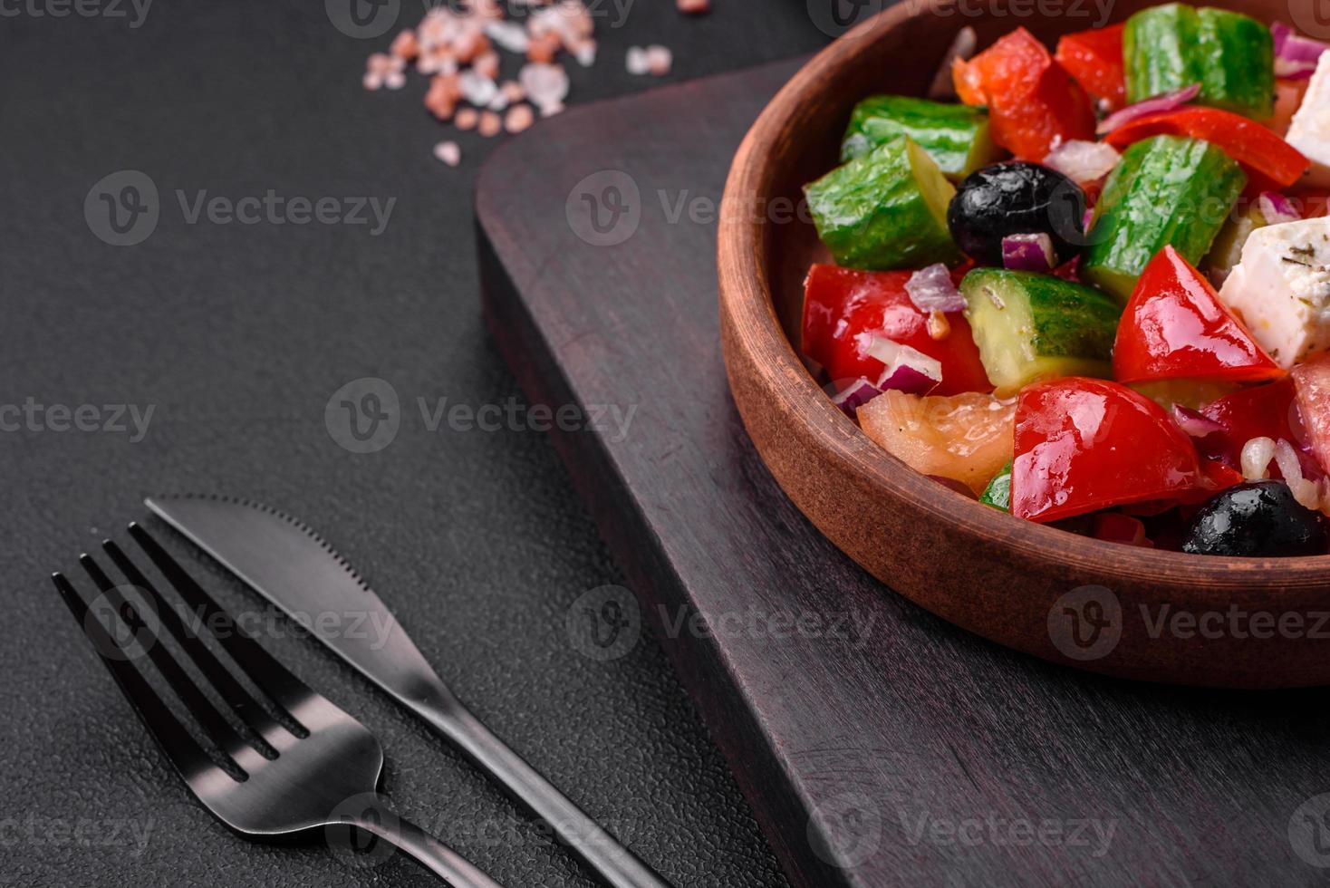 delicioso, fresco grego salada com feta queijo, azeitonas, tomates e pepinos foto