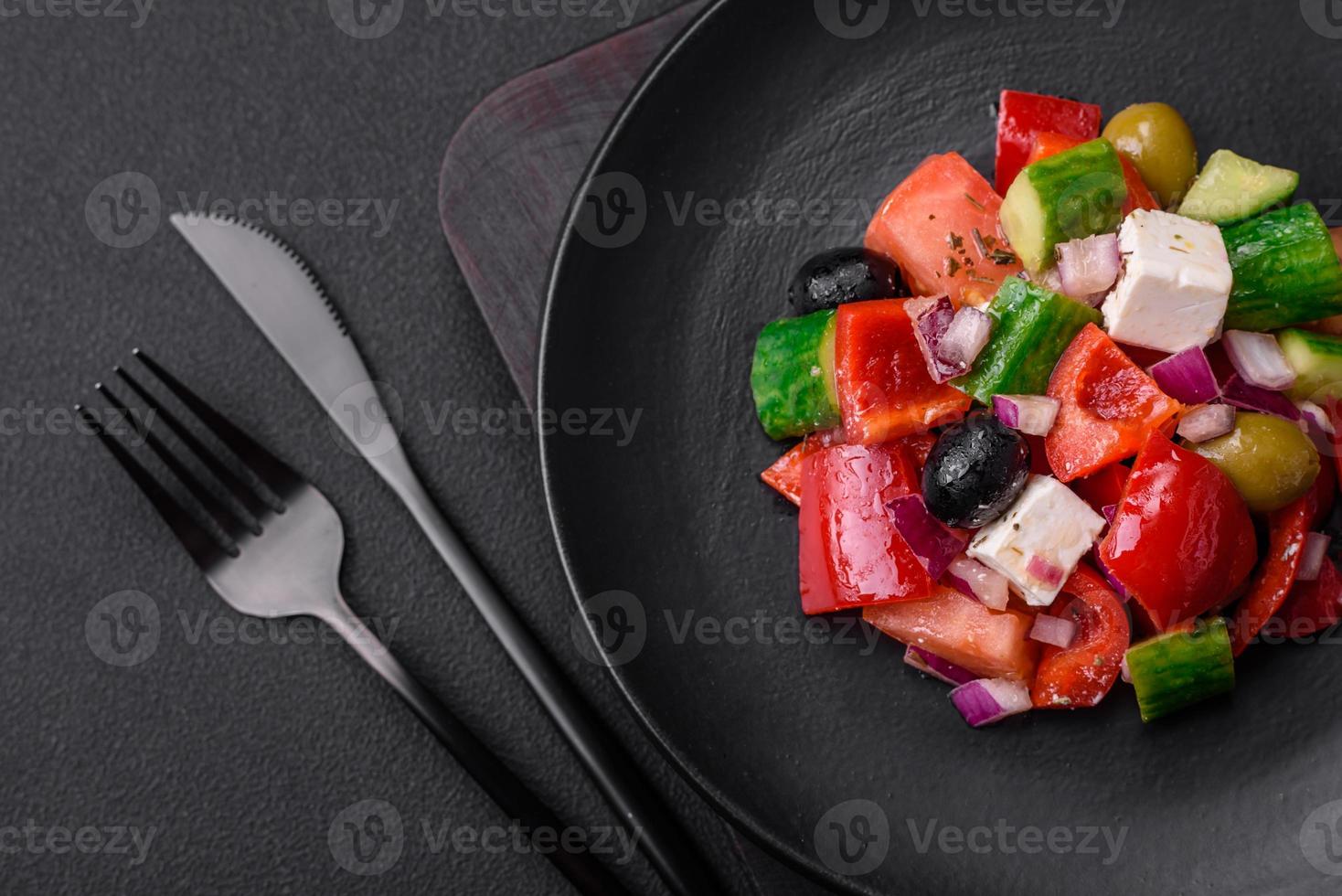 delicioso, fresco grego salada com feta queijo, azeitonas, tomates e pepinos foto