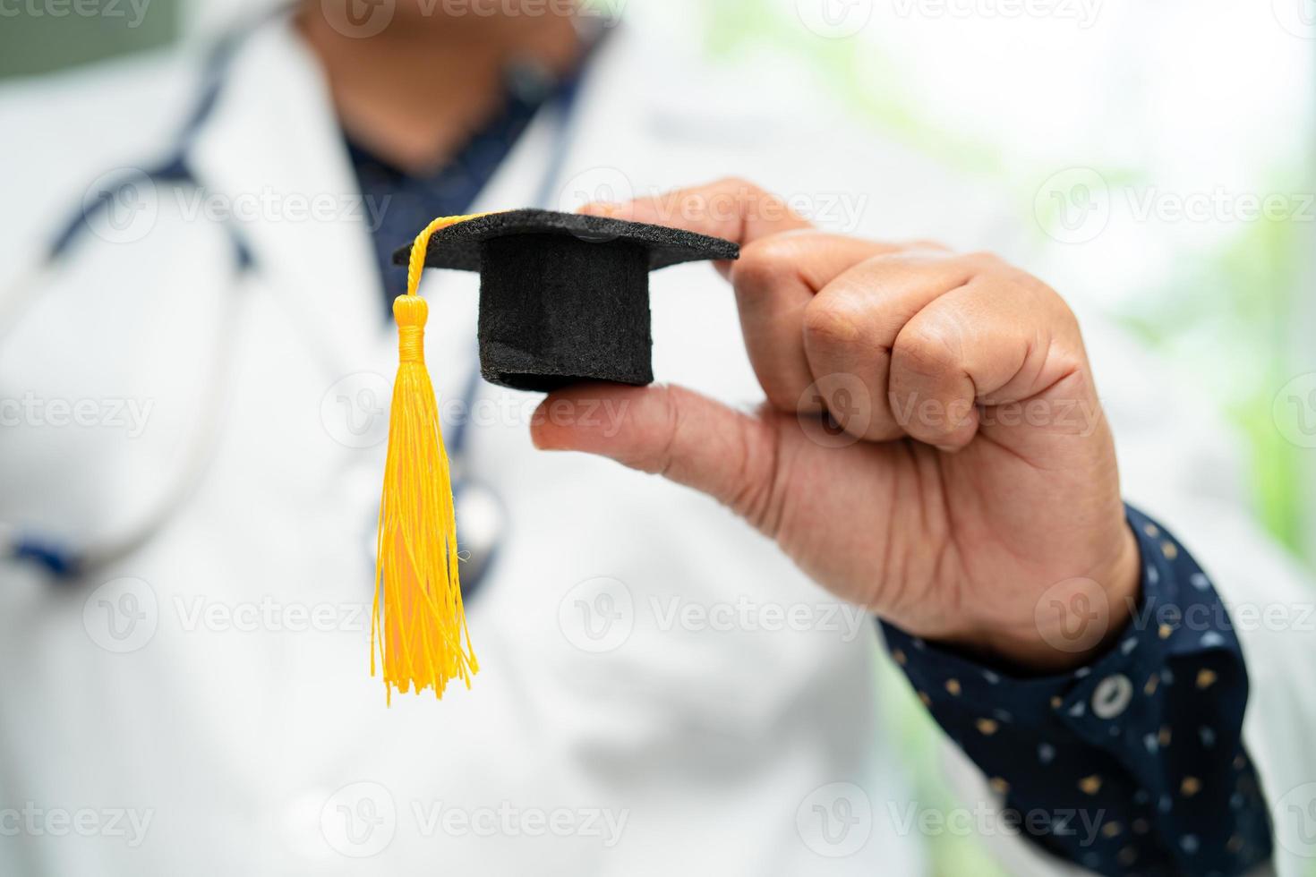 estudo de médico asiático aprende com chapéu de graduação na enfermaria do hospital, conceito de medicina de educação de gênio brilhante inteligente. foto