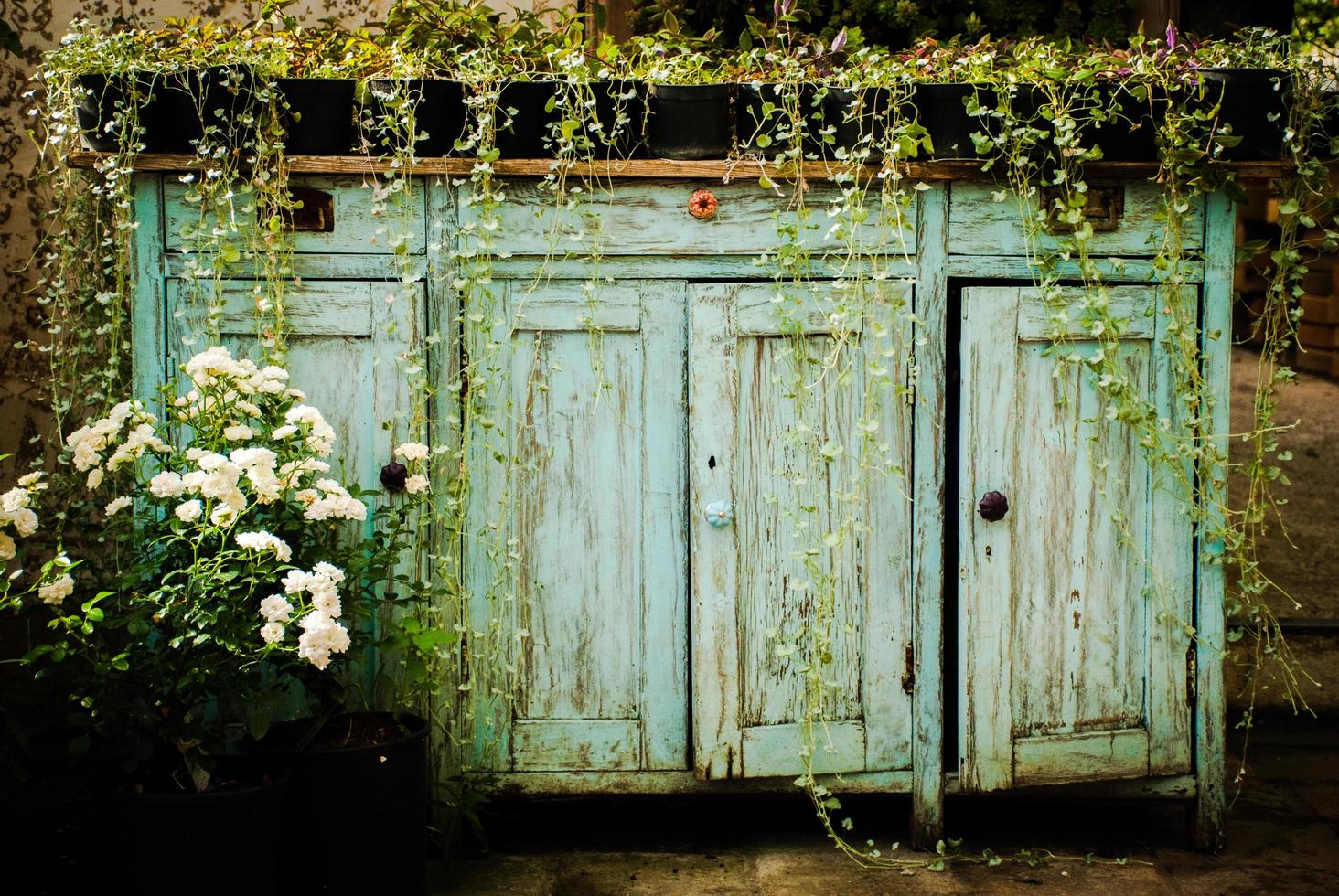 móveis antigos reconstruídos por motivos decorativos foto