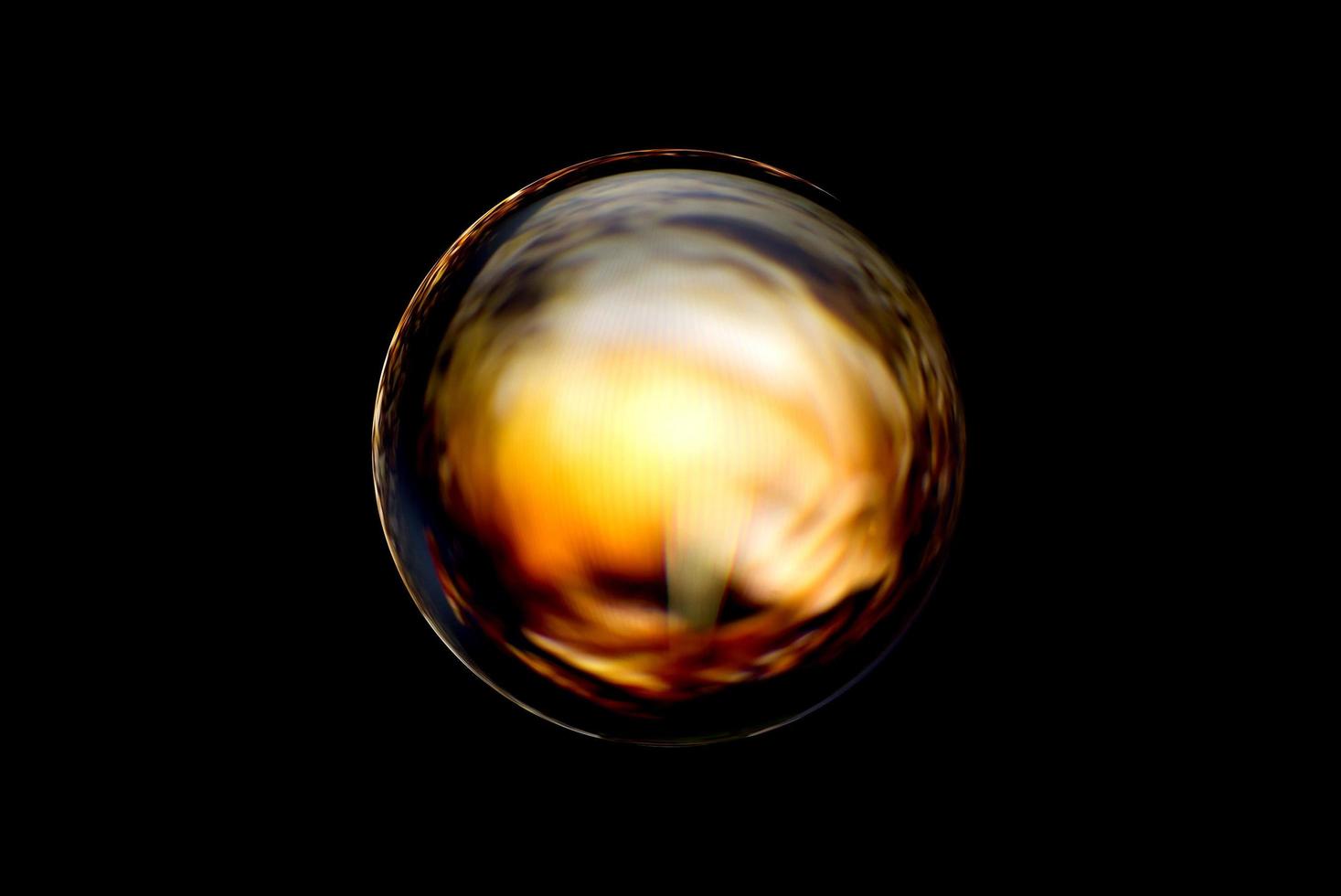 uma esfera abstrata com um padrão embaçado isolado no fundo preto. foto