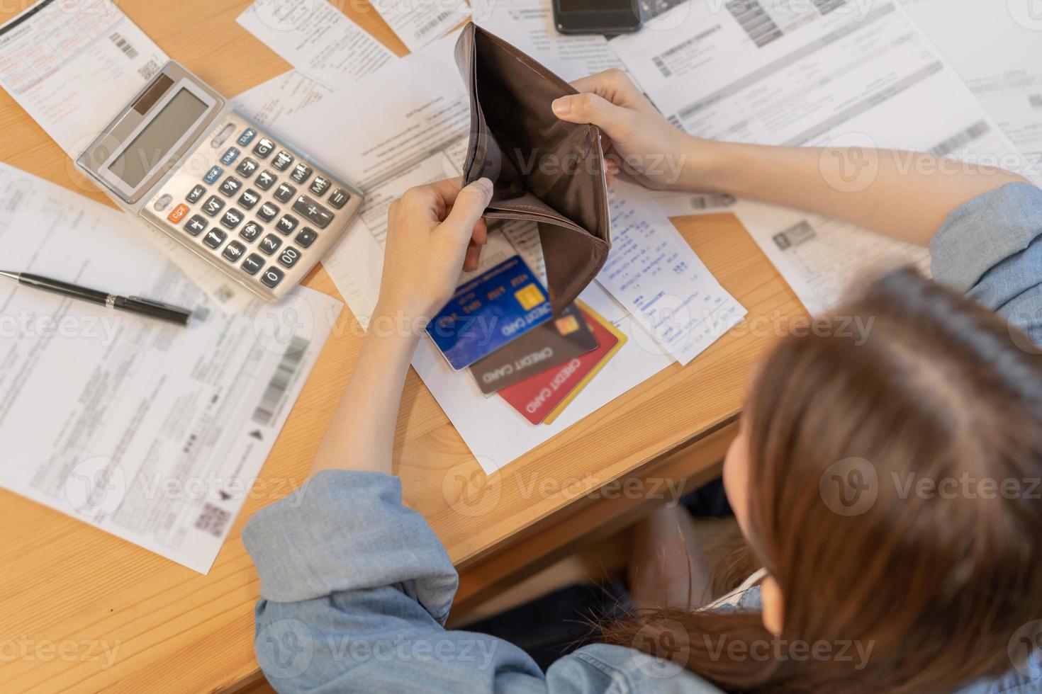 estressado, problema o negócio pessoa mulher segurando e aberto esvaziar carteira, Bolsa não ter dinheiro para conta pagamento, crédito cartão empréstimo ou despesa. falência, falido ou dívida financeiro, hipoteca conceito. foto