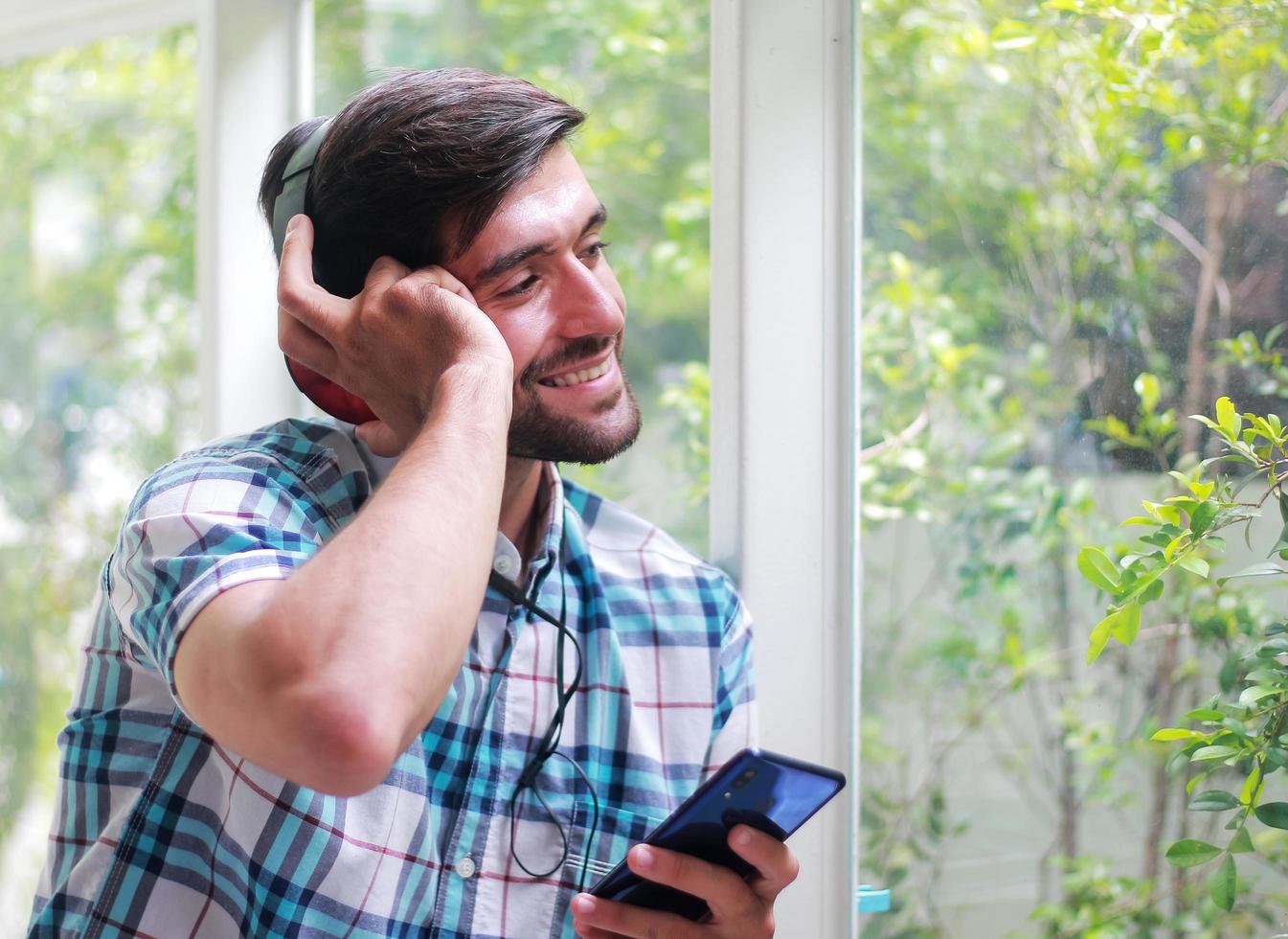 homem bonito feliz ouvindo música foto