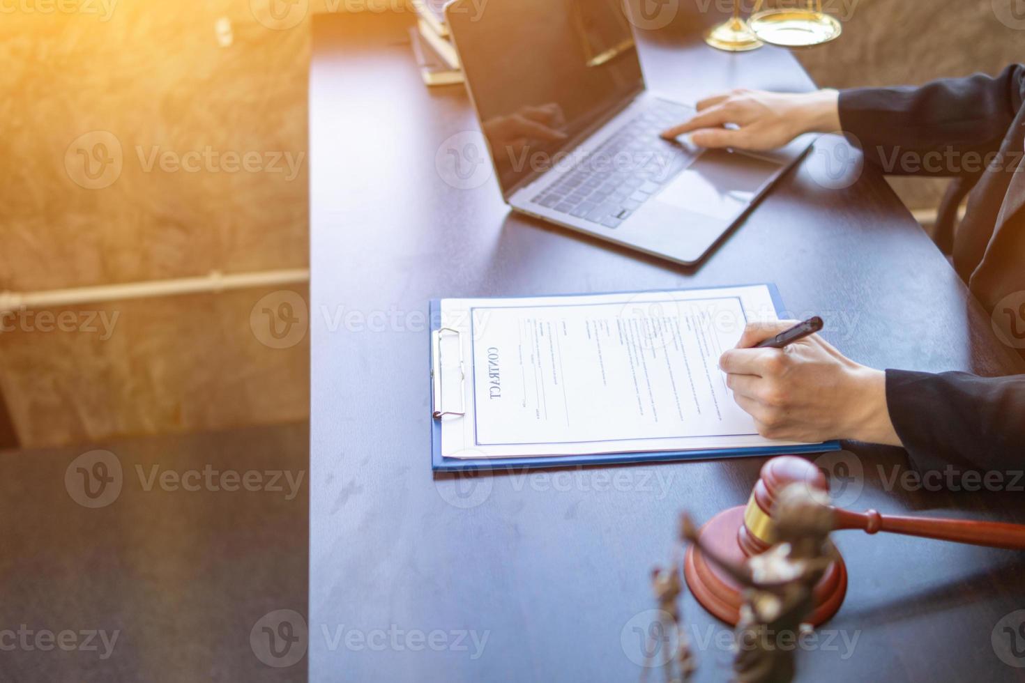 advogado segurando contrato documentos dentro mão e preparando para placa uma consultando contrato para uma equipe do o negócio pessoas quem precisar legal adendo para corre seus o negócio dentro conformidade com a lei foto
