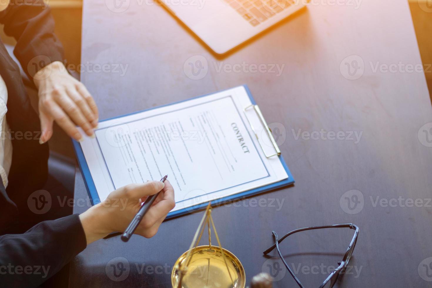 advogado segurando contrato documentos dentro mão e preparando para placa uma consultando contrato para uma equipe do o negócio pessoas quem precisar legal adendo para corre seus o negócio dentro conformidade com a lei foto