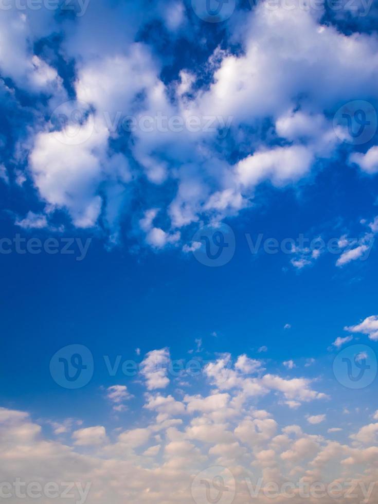 nuvens fofas no céu azul com a luz da manhã desde o nascer do sol foto