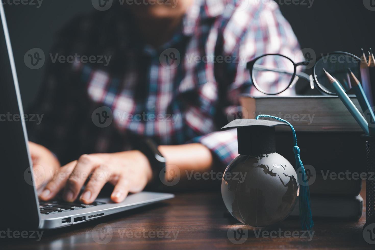 graduação boné com terra globo. conceito do global o negócio estudar, no exterior educacional, costas para escola. Educação dentro global mundo, estude no exterior o negócio dentro universidades dentro mundialmente. língua estude foto