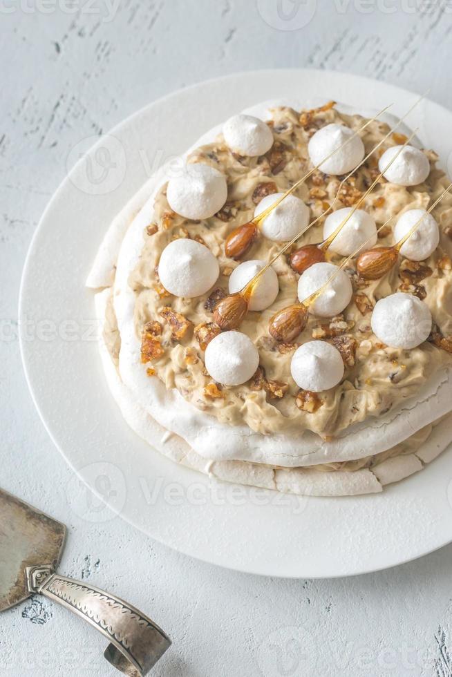 bolo pavlova com caramelo e amêndoas foto