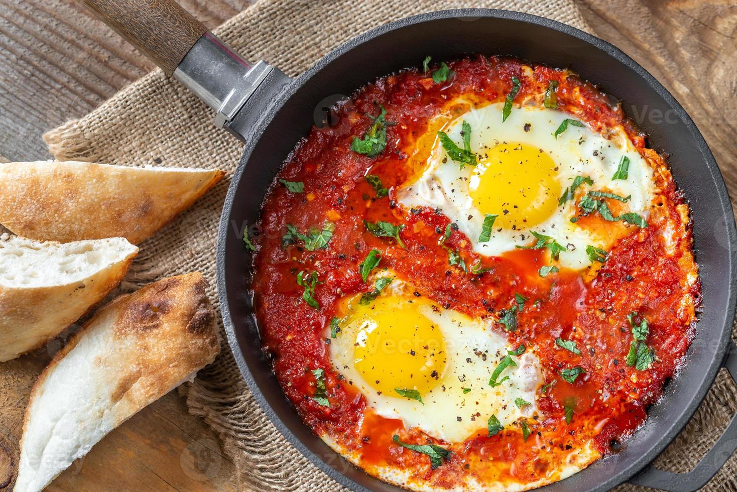 shakshouka servido em uma frigideira foto