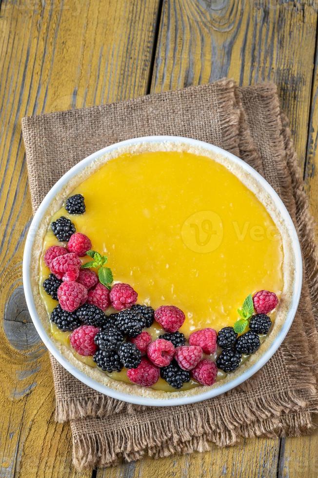 torta de coalhada de limão com frutas frescas foto