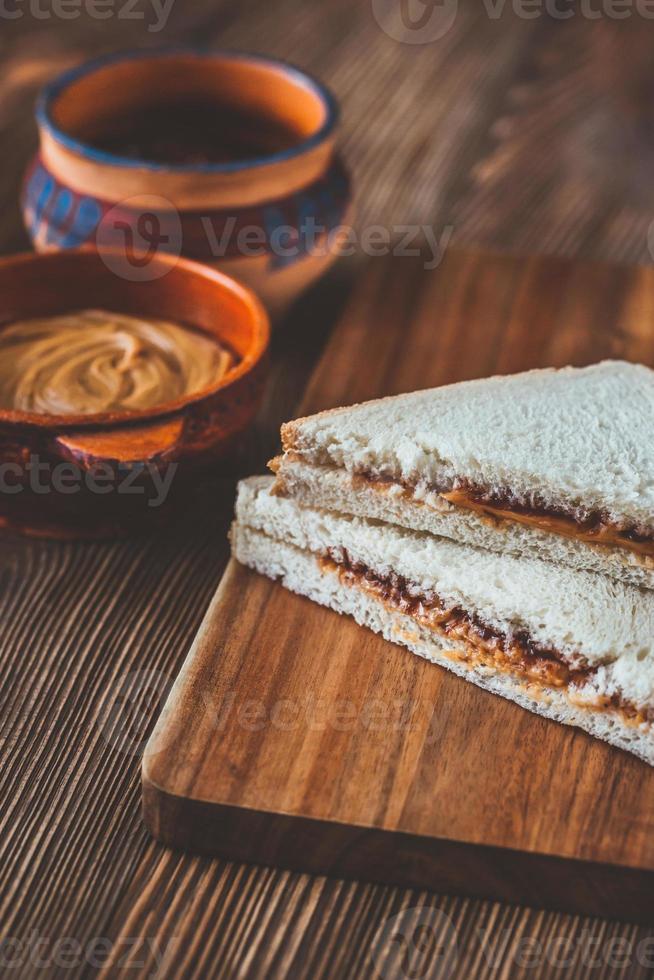 um sanduíche de manteiga de amendoim e geléia foto