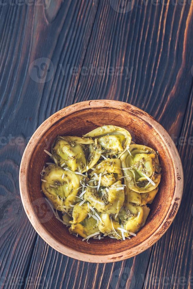 tigela do tortelloni recheado com ricota foto