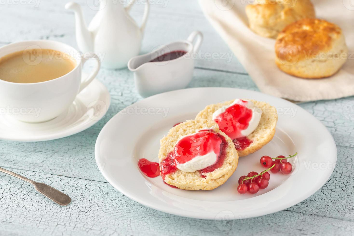 scones clássicos com compota de natas e frutos silvestres foto