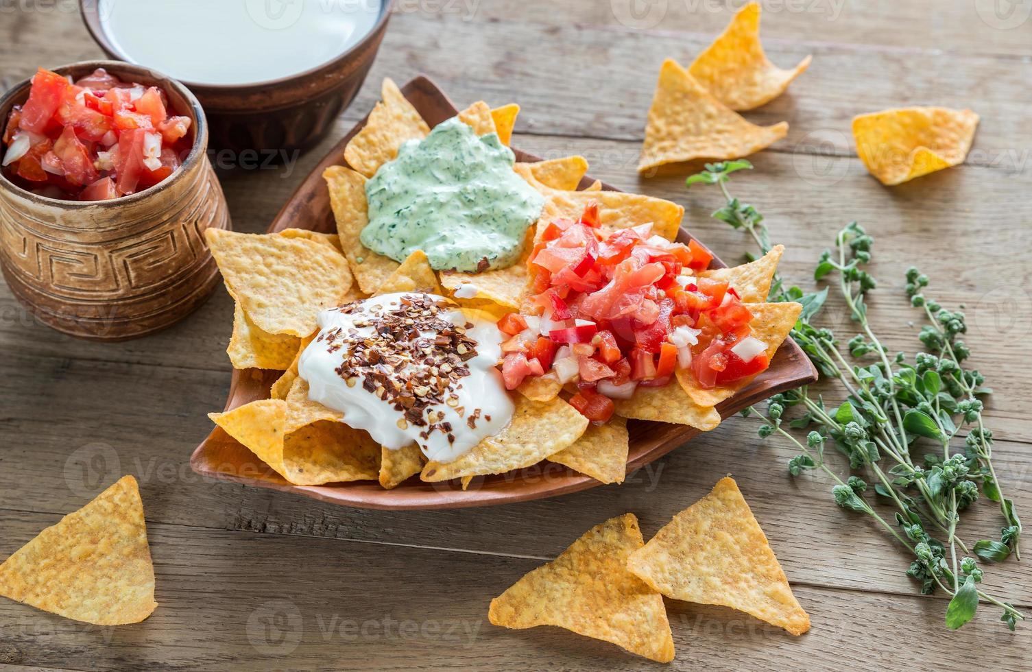 nachos de queijo com diferentes tipos de molho foto