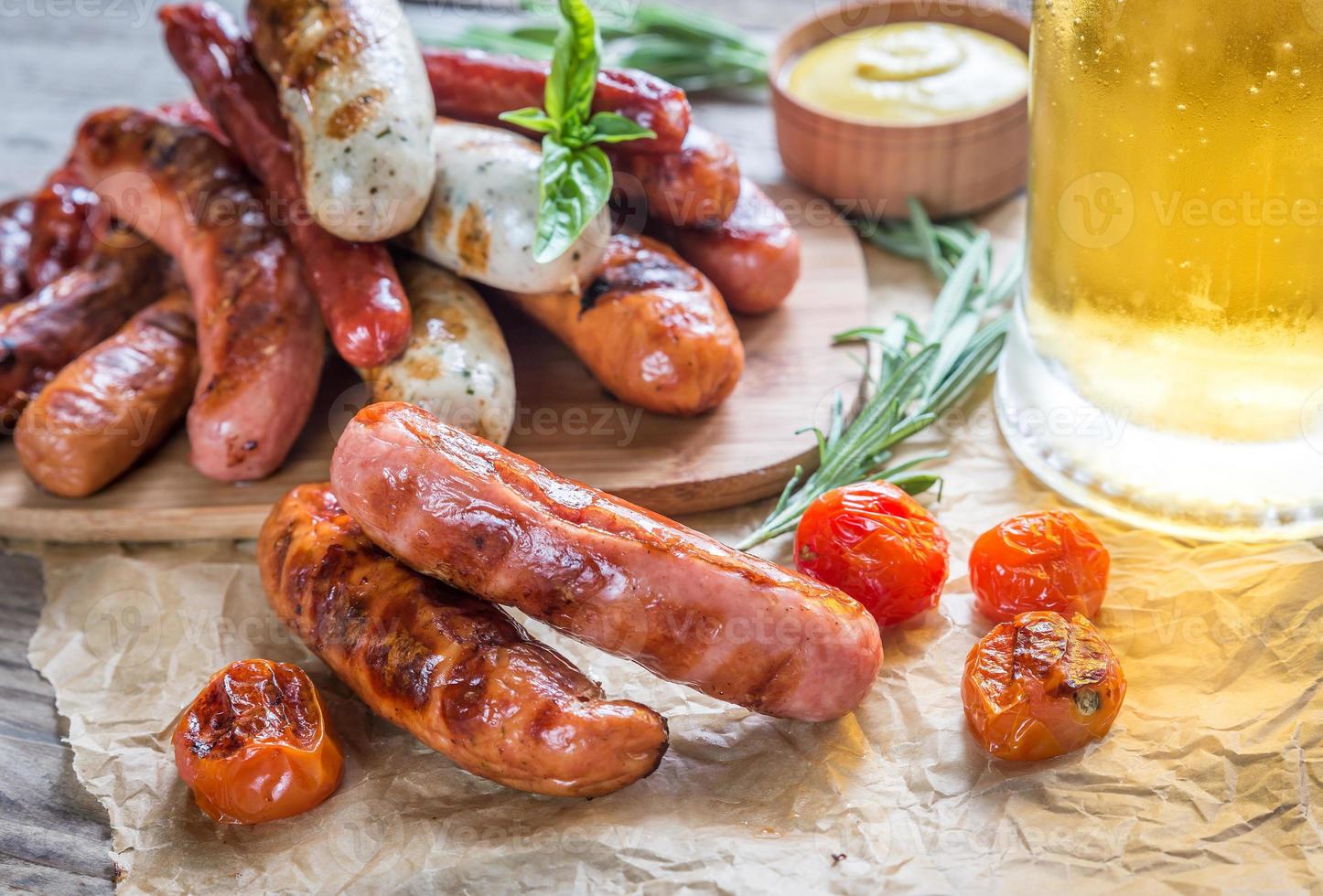 salsichas grelhadas com copo de cerveja foto