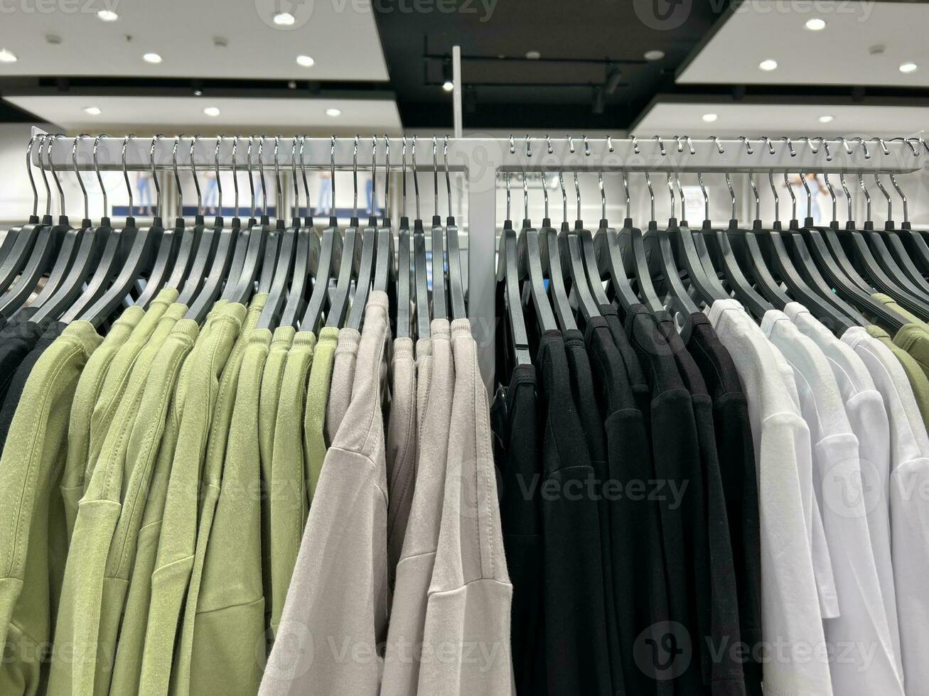 roupas em cabides dentro a loja. ampla sortimento do compras moda. a imagem do uma guarda-roupa. foto