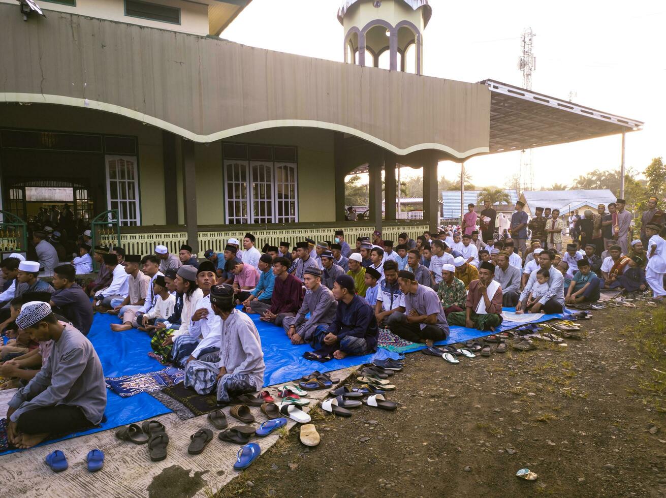 kuaro Kalimantan timur, Indonésia 22 abril 2023. muçulmano adoradores quem vai executar a eid al-fitr oração em a terraço do a mesquita foto