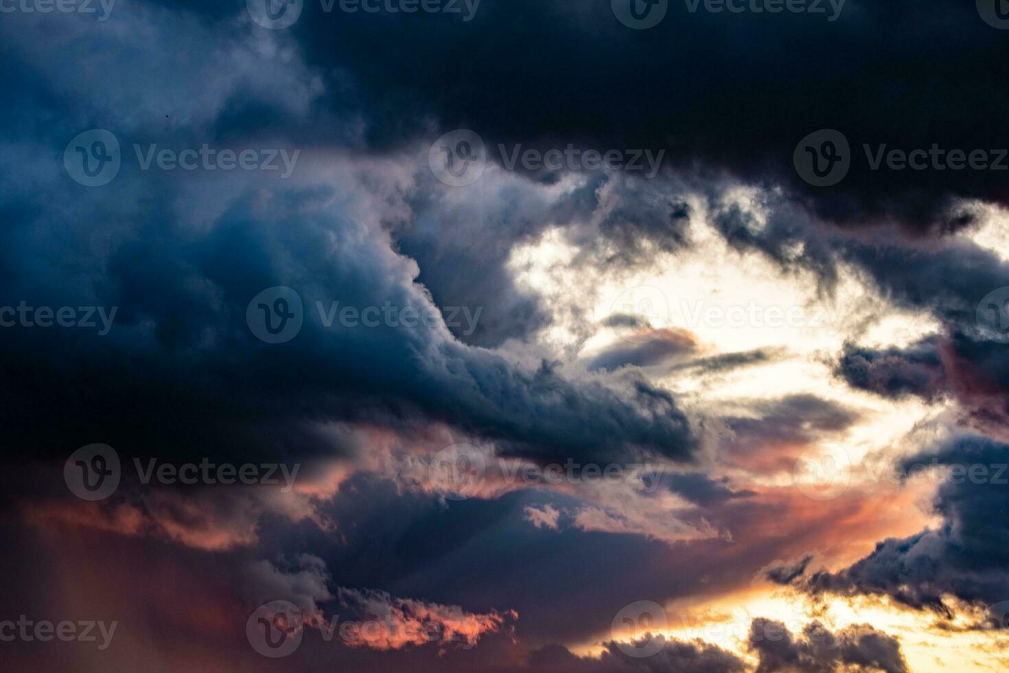 romântico ocidental céu com raios solares e Sombrio nuvens formando a fundo foto