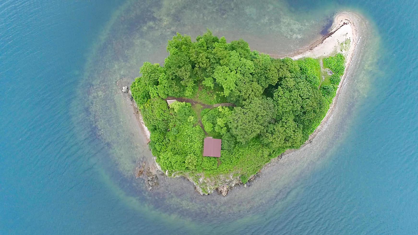 revisão aérea da ilha de papenberg no mar do japão. foto