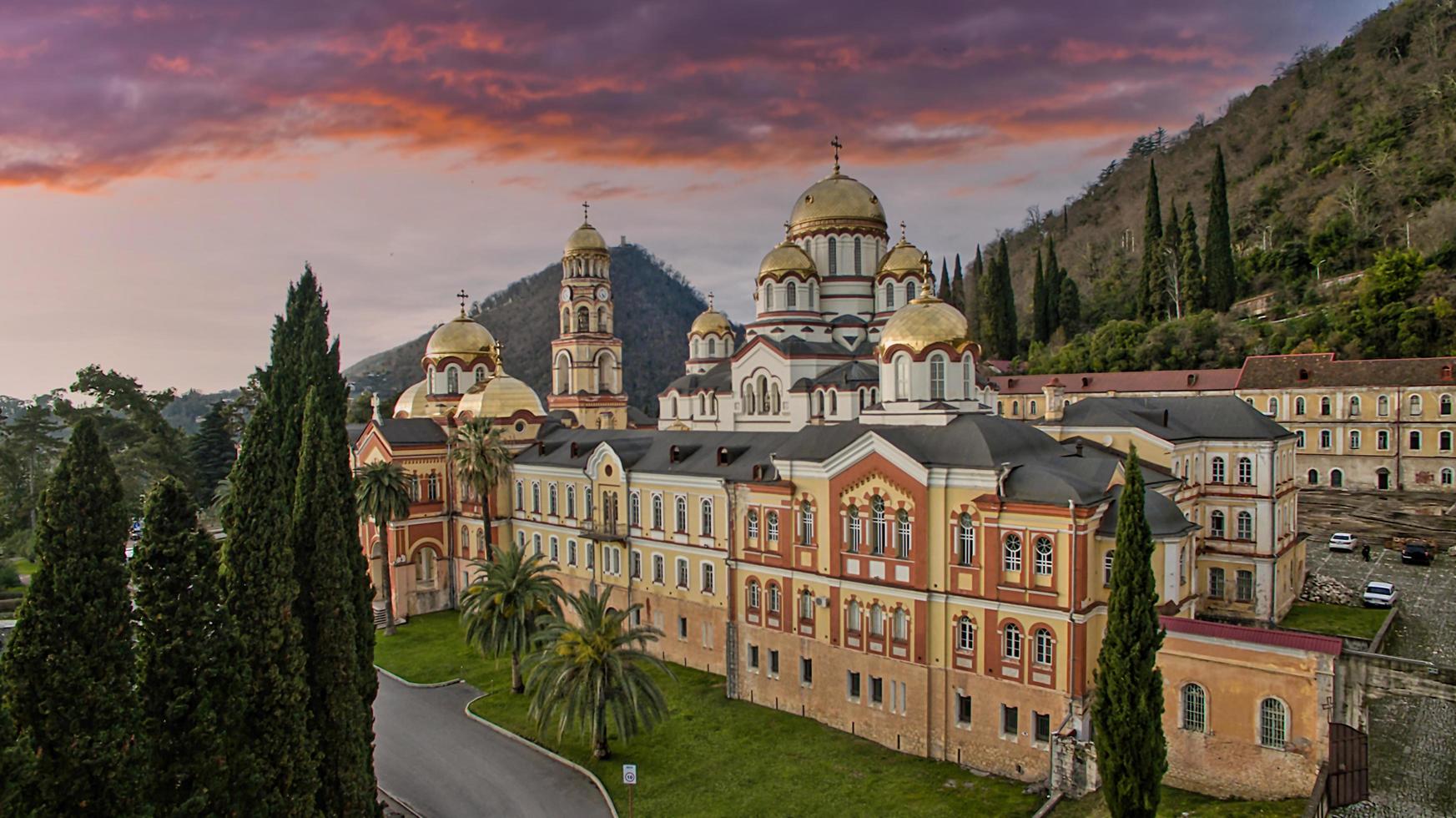 paisagem com vista para o novo mosteiro cristão de athos. foto