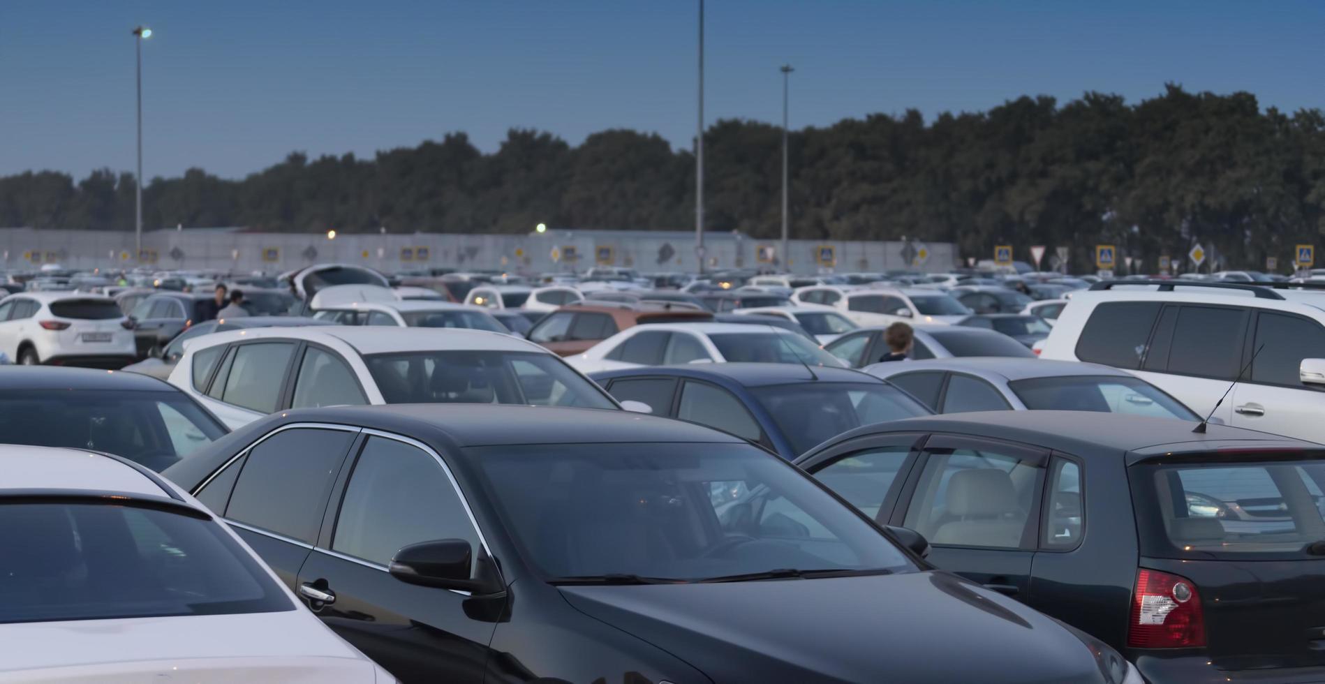 paisagem urbana com estacionamento e muitos carros foto