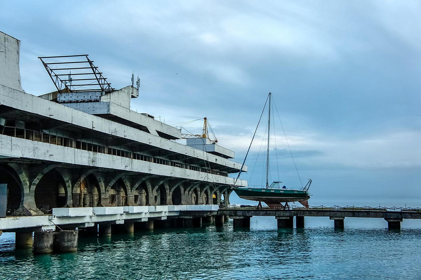 estação marítima em sukhumi, abcásia. foto