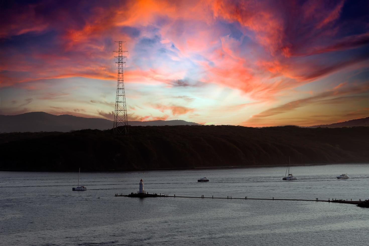 vista do mar com vista para a baía de Vladivostok ao pôr do sol. foto