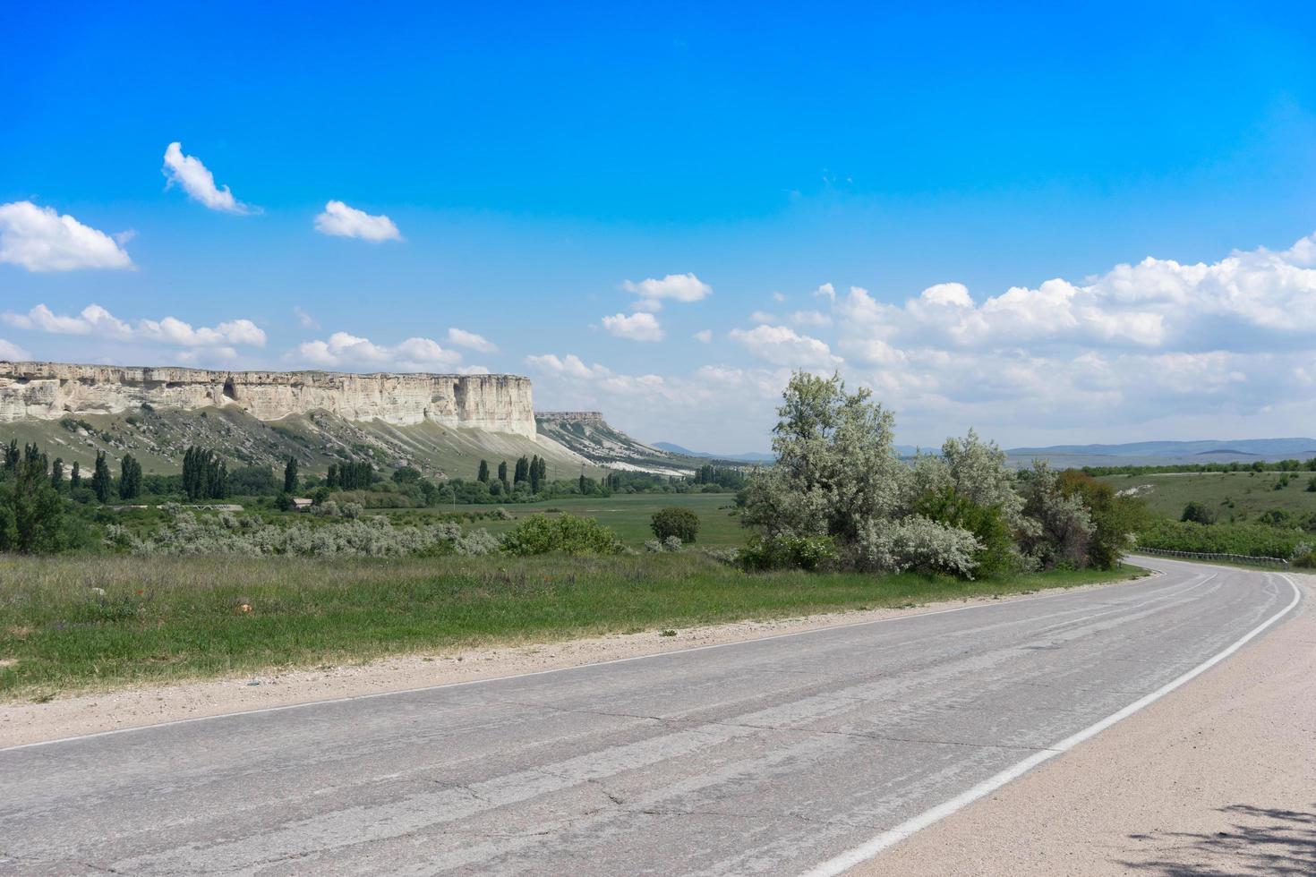 a estrada que passa pelas rochas de ak-kay - pontos turísticos da criméia. foto