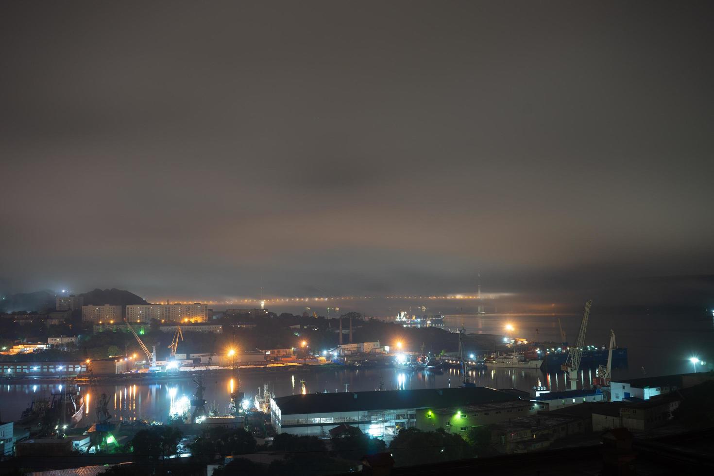 paisagem noturna da paisagem da cidade de Vladivostok. foto
