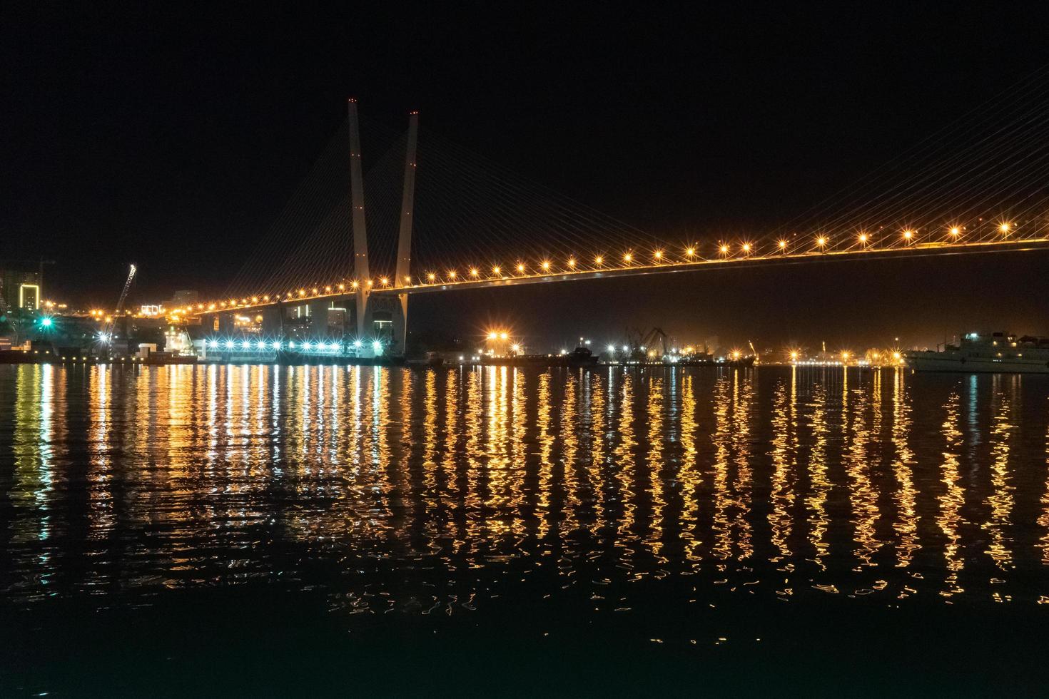 ponte dourada. vladivostok, rússia foto