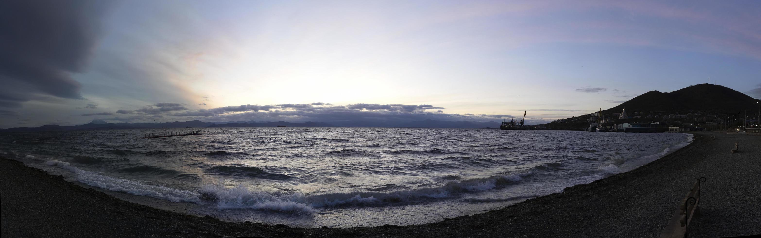 panorama da paisagem do mar à noite na orla marítima da cidade foto