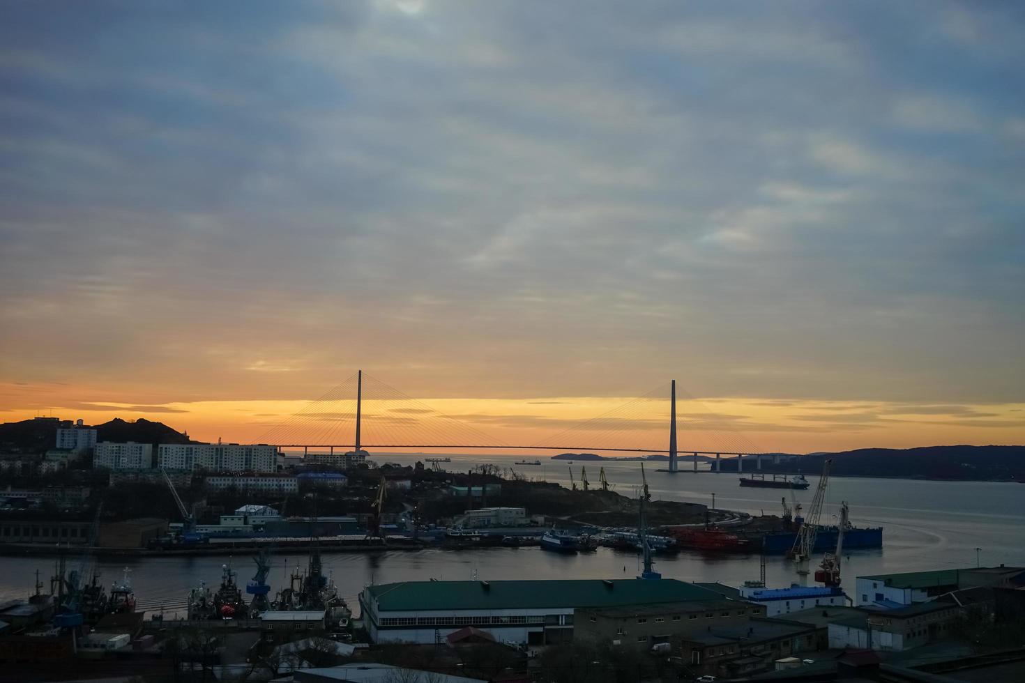 paisagem urbana com vista para o nascer do sol. Vladivostok foto