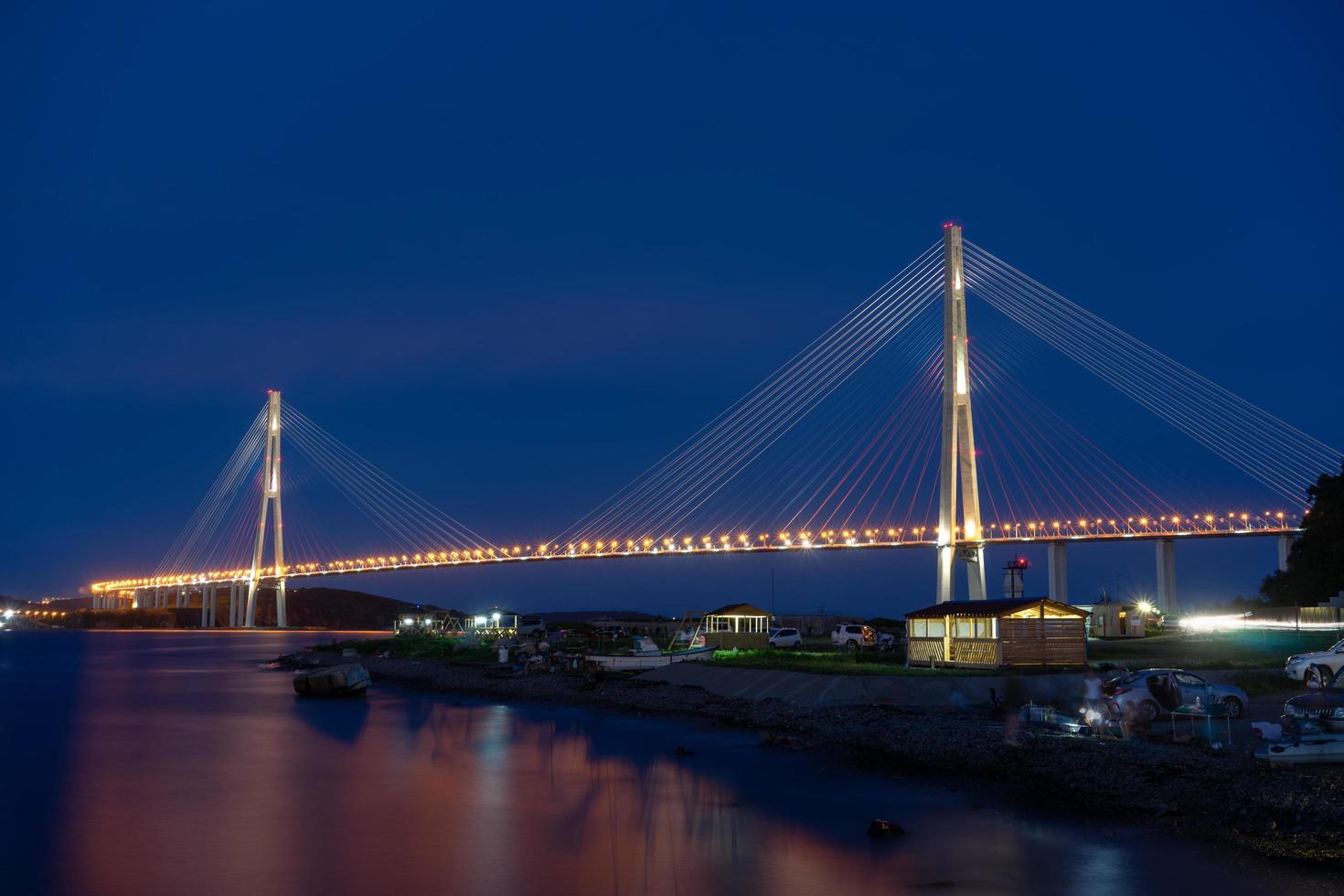 vladivostok, rússia. paisagem noturna com vista para a ponte russa. foto