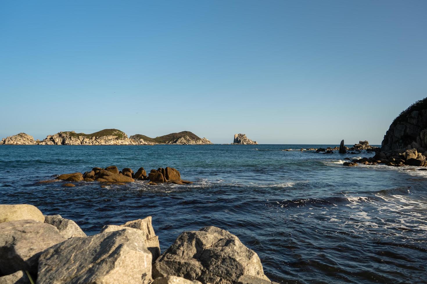 vista do mar com vista de belas rochas. foto