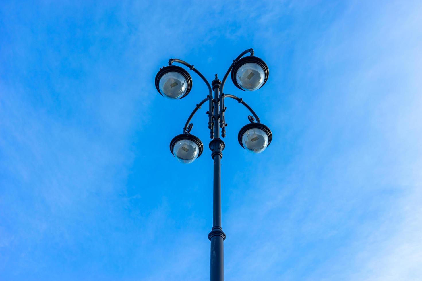 bela lâmpada de rua no fundo do céu azul. foto