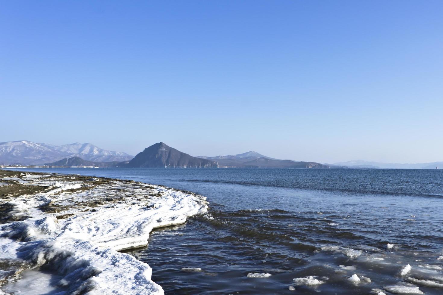 paisagem marinha de inverno na baía de Nakhodka, Primorsky foto