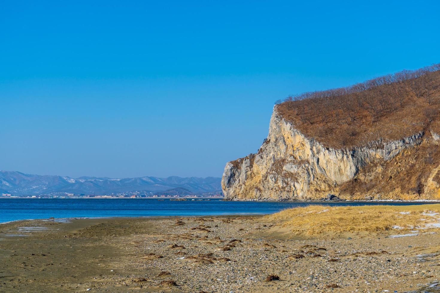 paisagem marítima com vista para as rochas e a costa foto