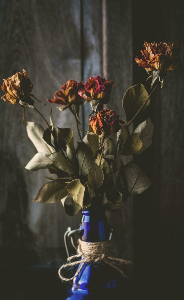 vaso com seco rosas flor foto