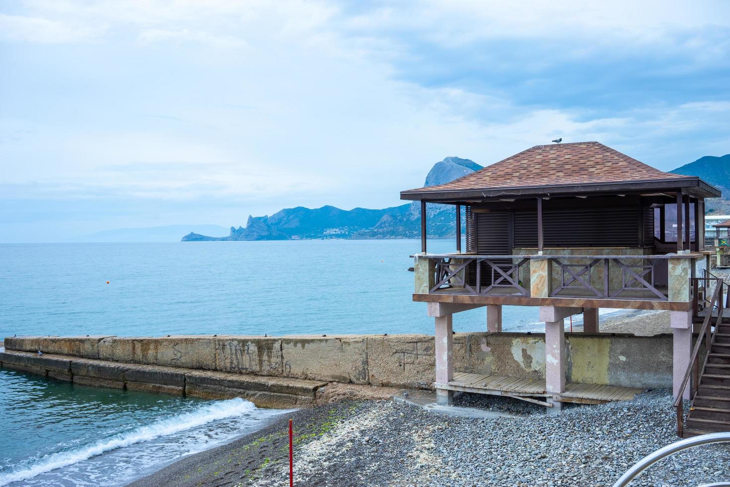 vista do mar com vista para o dique de sudak. foto