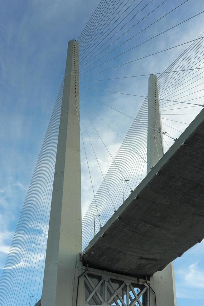 paisagem da cidade com vista para a base da ponte dourada. foto