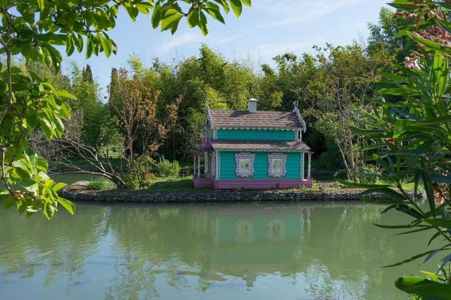 bela casa colorida para pássaros em um parque público foto