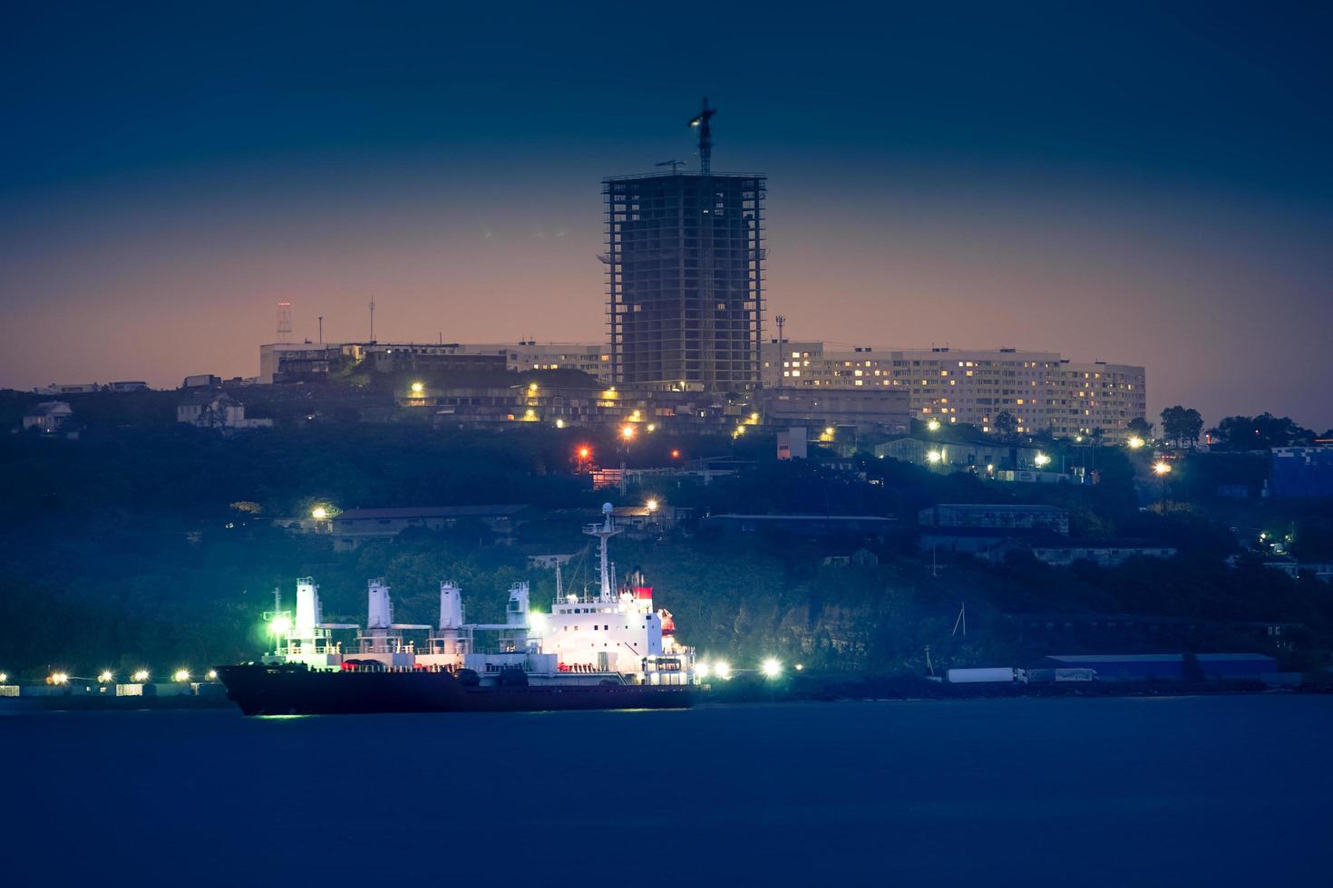 paisagem urbana com vista para a cidade à noite. foto