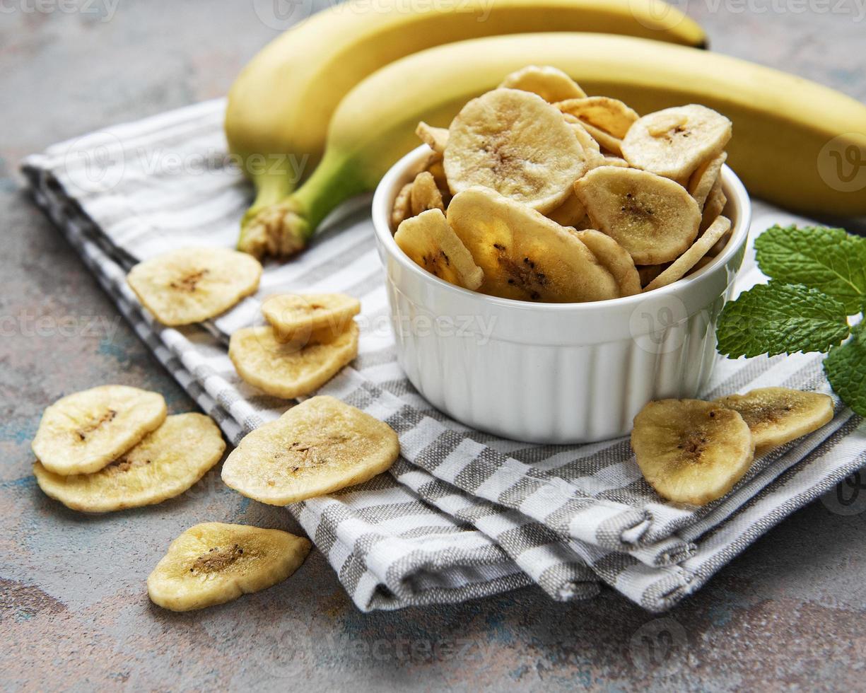 fatias ou chips de banana cristalizada desidratada foto