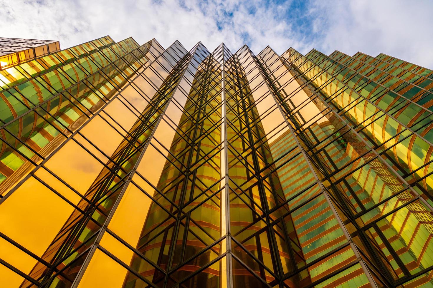 edifícios altos dourados e reflexos de vidro na ilha de hong kong, conceitos de negócios de edifícios e arquitetura foto