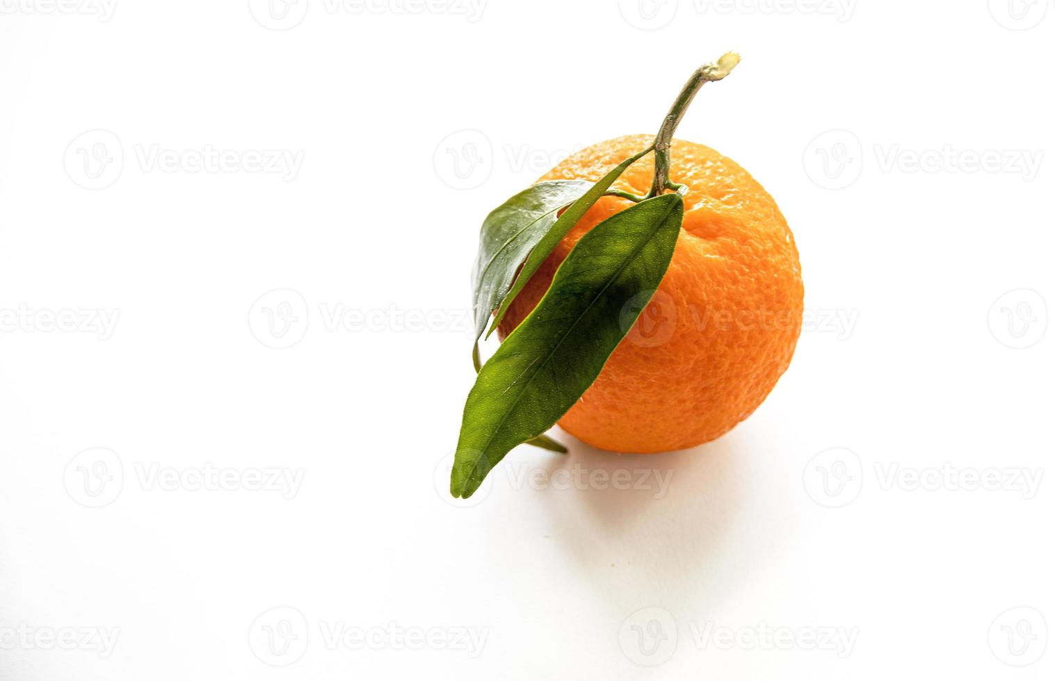 laranja mandarim em uma branco fundo isolado com verde folhas foto