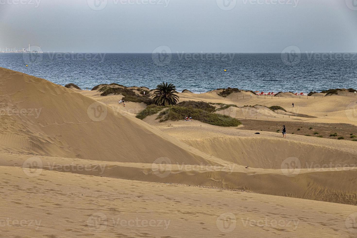 verão deserto panorama em uma caloroso ensolarado dia a partir de maspalomas dunas em a espanhol ilha do vovó canaria foto