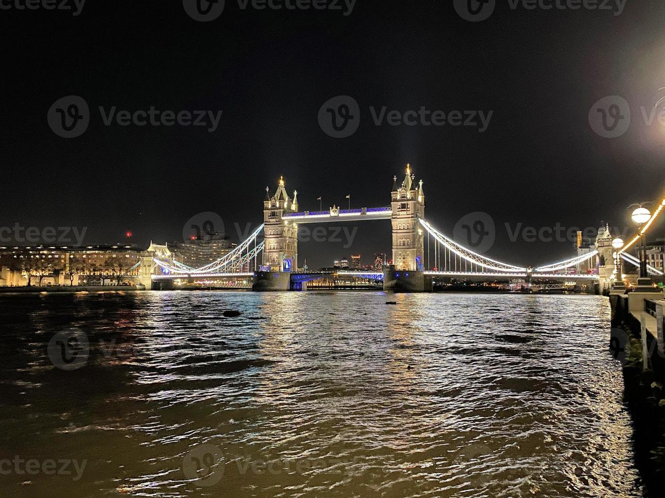 ponte da torre à noite foto